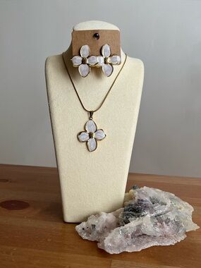 White flower enamel necklace and pierced earrings set gold women's jewelry
